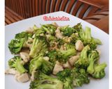 Foto langkah ke 4 dari resep Tumis brokoli ayam cah bawang putih.