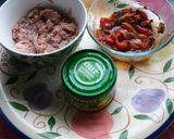 A picture of step 3 of Tuna on Sandwich w/ Salsa Capsic-Onion&Mushroom Toma😙🎏🐟🧀🌮😄.