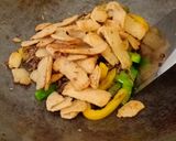 รูปขั้นตอนการทำที่ 4 ของ ไก่ผัดขิง(เจ)