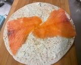 Une image de l'étape 3 de Roulés de wraps au saumon fumé et fromage frais.
