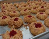 Foto langkah ke 5 dari resep Strawberry Cheese Thumbprint Cookies.