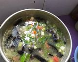 Foto langkah ke 5 dari resep Sop Jamur Kuping, Tahu dan Tulangan Ayam.