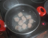 Foto del paso 1 de la receta: Albóndigas guisadas con salsa y papas cocidas