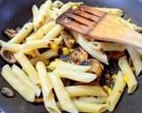 মাশরুম পাস্তা ইন আলফ্রেডো সস (mushroom pasta in alfredo sauce recipe in Bengali) রেসিপি ধাপ - 4 ছবি