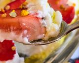 Foto del paso 5 de la receta: Copa de frutillas diferente 🍓fresas, chía, yogur de búfala, AOVE, sal en escamas y polen de abejas 🐝