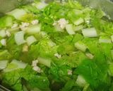 Hình bước làm 2 của món Canh cải xoăn nấu thịt sốt miso
