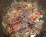 Foto del paso 2 de la receta: Sopa de arroz con langostinos y brocheta de rape