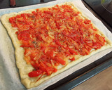Foto del paso 3 de la receta: Coca de Verduras con Salchichas frescas