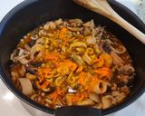 Foto del paso 4 de la receta Fideuá de chipirones, champiñones y gambas