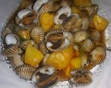 Foto langkah ke 3 dari resep Kerang asam manis pedas.