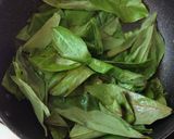 รูปขั้นตอนการทำที่ 1 ของ ใบทองหลางผัดไข่