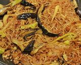 Foto del paso 9 de la receta Fideos de arroz salteados con ternera y verduras a la corcuma