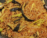 Foto del paso 9 de la receta: Fideos de arroz salteados con ternera y verduras a la corcuma