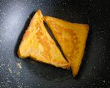 Gambar langkah 2 resipi French Toast & Enoki Omelette.