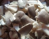 A picture of step 1 of Straw Mushroom Besar.