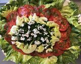 Une image de l'étape 10 de Salade reine des glaces aux tomates roses, oignons nouveaux et fleurs d'ail du jardin.