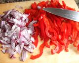 Foto del paso 1 de la receta Chuletas de cerdo con pimientos rojos a la albahaca