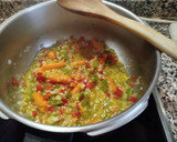 Foto del paso 2 de la receta: Salsa de Tomate frito casero con verdura en olla exprés