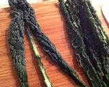 Foto del passaggio 5 della ricetta Spaghetti con le vongole e cavolo nero