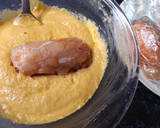 Foto del paso 3 de la receta: Pollo relleno con salchichas y empanado especial