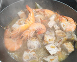 Foto del paso 5 de la receta: Bonito encebollado con langostinos y patatas