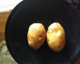 Foto langkah ke 2 dari resep Cheessy Broccoli Stuffed Potatoes With Olivoila.