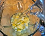 Foto del paso 3 de la receta: Zumo energético de piña, apio, limón y brotes de espinacas