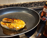 Foto del paso 3 de la receta: Salmón a la plancha con salsa de soja y miel
