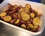 Une image de l'étape 4 de Pommes de terre roseval rôties aux épices, ail, échalotes et origan.