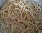 Foto del paso 3 de la receta: Espaguetis con jamón y panceta en salsa de queso