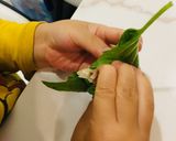 Hình bước làm 5 của món Vào bếp cùng con: cá saba áp chảo nhồi sả ăn kèm lá mè tươi