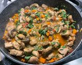 Une image de l'étape 20 de Sauté de porc aux champignons, carottes et tomates.
