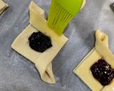 Foto langkah ke 4 dari resep Puff Pastry Mudah! Simple Jam Tarts.