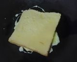 Gambar langkah 2 resipi Roti telur.