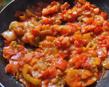 Foto del paso 2 de la receta: Falsa "pizza" de pimiento y tomate caramelizados🍅🌶️🍕