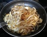 Foto del paso 2 de la receta Tortilla de cebolla tierna con brotes de brócoli