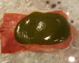 Foto del paso 5 de la receta: Rollitos de pollo con pesto de avellanas sobre cama de patatas