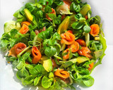 Foto del paso 1 de la receta: Ensalada de salmón ahumado con aderezo de pepino y yogur