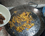 Foto del paso 6 de la receta: Arroz salchichas, pollo y camagrocs (rebozuelos)