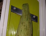 Une image de l'étape 1 de Salade de courgettes aux olives noir,fromage.