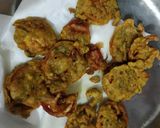 A picture of step 4 of Potato and tomato crispy pakode.