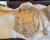 Foto del paso 5 de la receta: Salmón al papillote con costra de queso ricotta y salsa harissa acompañado por rovellons salteados