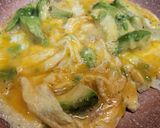 Foto del paso 2 de la receta: Tortilla abierta de aguacate y pasas de corinto