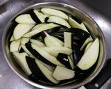 รูปขั้นตอนการทำที่ 1 ของ ผัดพริกแกงมะเขือม่วงใบโหระพา🍆🍆