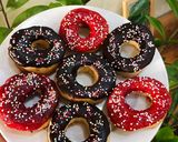 Hình bước làm 6 của món Bánh Donut sô cô la (bánh vòng)