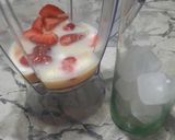 Foto del paso 3 de la receta: Licuado de frutillas, cardamomo miel y mandarina