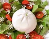 Hình bước làm 2 của món 💚 Vegetarian Salad Mùa Xuân (Lá Bồ Công Anh, Hoa Tỏi Gấu & Phô Mai Burrata)