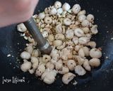 A picture of step 4 of Makhana Panjiri.