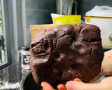 Hình bước làm 5 của món Vào bếp cùng con: bánh quy sô cô la cho Halloween (bánh quy bóng đêm) nướng bằng chảo