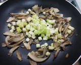Foto del paso 2 de la receta: Espaguetis de calabacín con setas y salsa de queso🥒🍄🧀